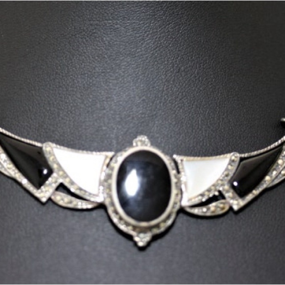 What a lovely example of a brilliantly tailored and stunning Art Deco Choker. - Picture 3 of 5